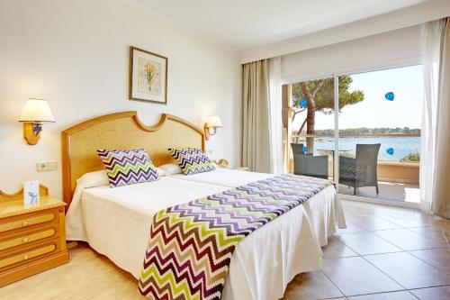 圣埃乌拉利亚格鲁桑塔艾拉Spa酒店（仅限成人入住）的一间卧室配有一张床,享有海景