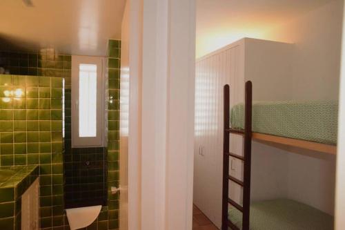 卡达克斯Es Forn - Cadaqués的一间带一张双层床和淋浴的浴室