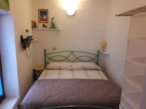 卡拉马尼科泰尔梅La Casetta di Edy的一间小卧室,卧室内配有一张床铺
