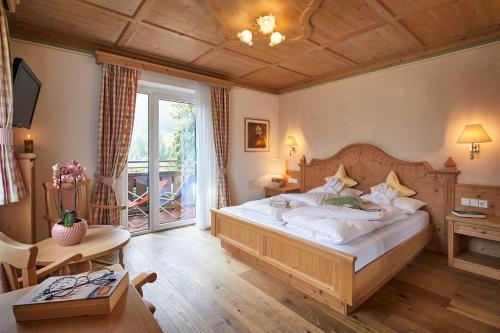 Dolomites Wellness Hotel Savoy客房内的一张或多张床位