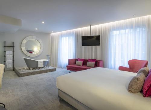 都柏林摩根酒店的一间带白色大床的卧室和一间浴室