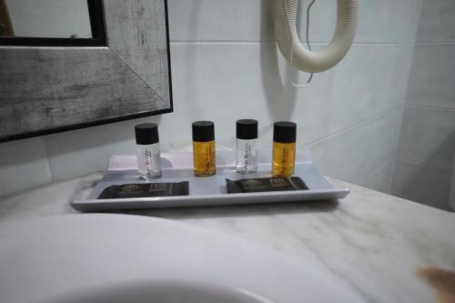 罗列特海岸阿尔巴塞勒克塔酒店的浴室水槽里装有三瓶精油