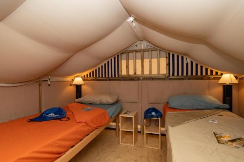 Club del Sole Adriano Family Camping Village客房内的一张或多张床位