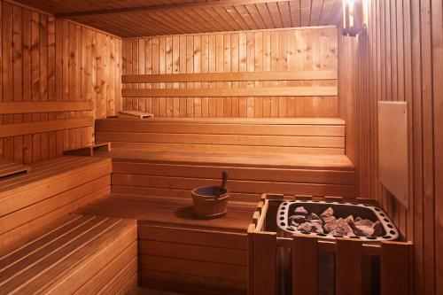 希洪西尔肯希洪城市酒店的中间设有1间带炉灶的桑拿浴室