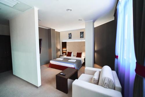 阿德勒坲沃尔德公寓酒店的酒店客房,配有床和沙发