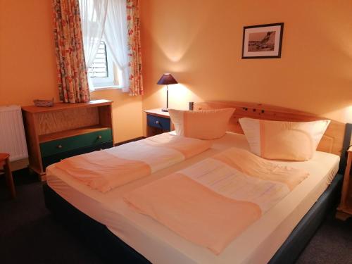 奥特里德维茨Gasthof-Ferienwohnungen-Kliesow´s Reuse的一间卧室设有两张床和窗户。