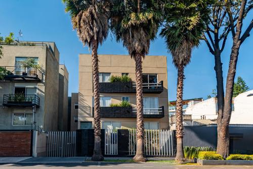 墨西哥城Suites Copérnico Polanco Anzures的一座棕榈树建筑