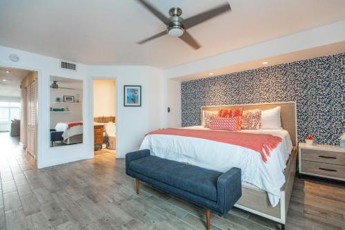 East EndVilla Nautilus St. Thomas的一间卧室设有一张蓝色墙面的大床