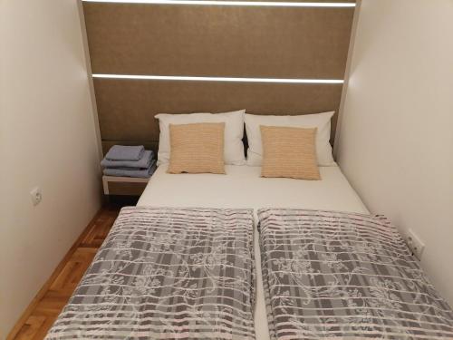 诺维萨德Carmen deluxe的小房间的小床,带西德西德西德克斯床