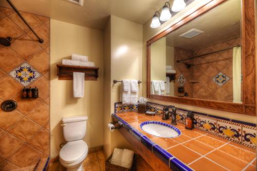 桑塔妮拉观澜德奥罗即酒店的一间带卫生间、水槽和镜子的浴室