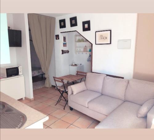 圣马尔廷德特雷韦霍Apartamento Rural Val de Xálima的客厅配有白色的沙发和桌子