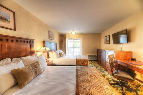 桑塔妮拉观澜德奥罗即酒店的酒店客房配有两张床和一张书桌