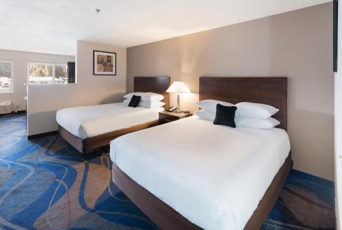 Red Lion Inn & Suites Kennewick Tri-Cities客房内的一张或多张床位