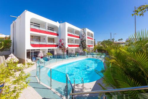 英格兰海滩Apartamentos Bogota的大楼前设有游泳池的酒店
