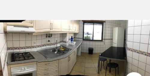 蒙蒂茹Wonderful apartament Lisbon的一间带水槽和炉灶的小厨房