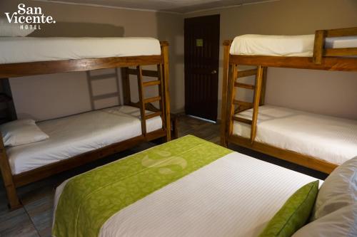 圣罗莎德卡瓦尔Hotel Termales San Vicente的宿舍间内的3张双层床