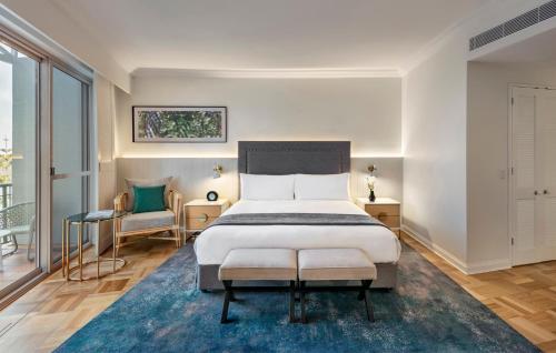 黄金海岸洲际神仙湾度假酒店的一间卧室配有一张大床和蓝色地毯。