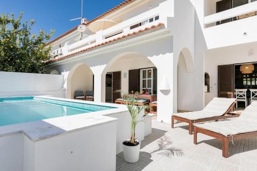 Sea La Vie-Quintessential Algarve Home with Pool in Manta Rota内部或周边的泳池