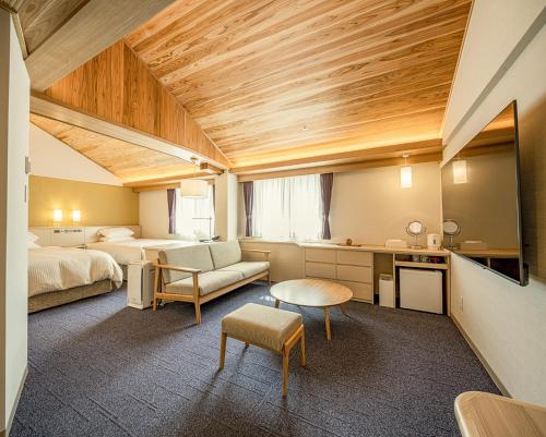 仓敷库拉士基常春藤广场酒店的酒店客房带两张床和一个客厅