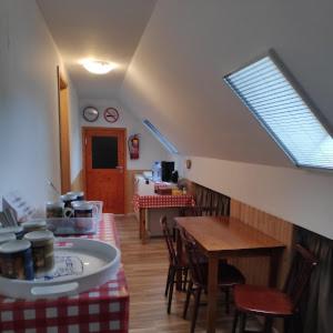 Myza IgasteWorld's End Hostel的厨房以及带桌子和窗户的用餐室。