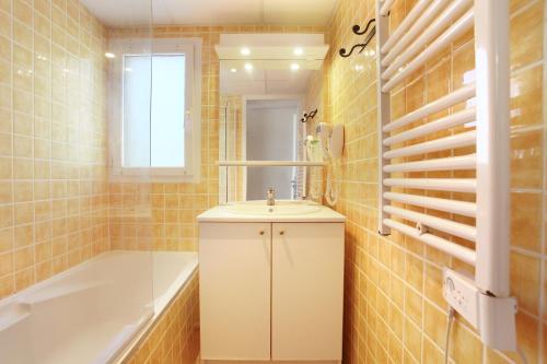 格雷乌莱班奥达里斯拉里科尔内利乌斯德奥特普罗旺斯公寓式酒店的浴室配有盥洗盆和浴缸。