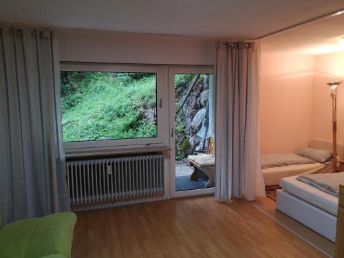 申瓦尔德Appartment Leo的卧室设有推拉玻璃门和窗户