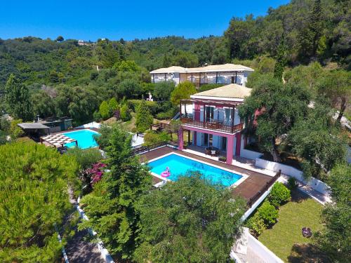 派莱卡斯Corfu Resorts Apartments的享有带游泳池的房屋的空中景致