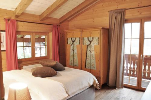 莱迪亚布勒雷Chalet Edelweiss Breathtaking Glacier View的一间设有床铺的卧室,位于带窗户的房间内