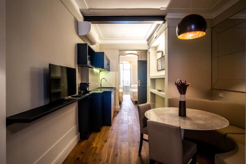 罗马绿宝石酒店的一间带桌子的小厨房和一间餐厅