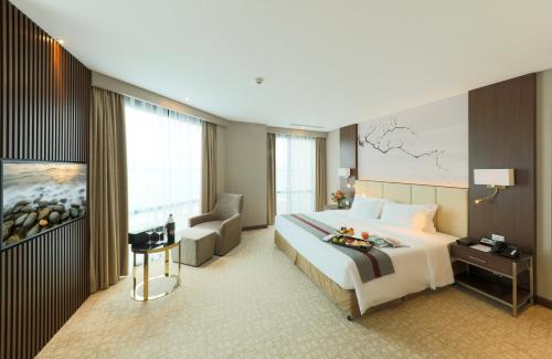 河内Grand Vista Hanoi的酒店客房设有一张大床和一张沙发。