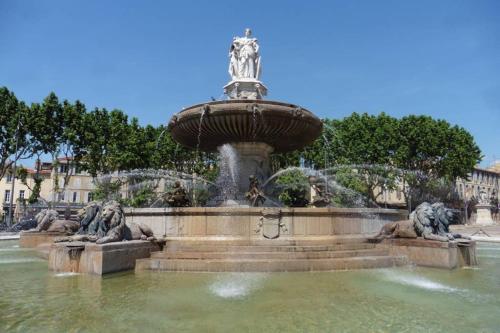 普罗旺斯艾克斯Villa Zola的水中有两个雕像的喷泉