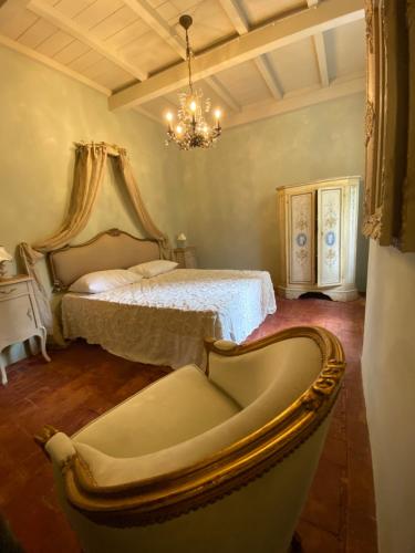 博尔格阿布贾诺La Magione dei Todaro的一间卧室配有一张床和一个吊灯