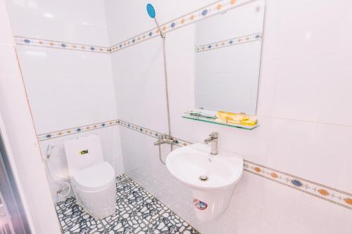 芹苴Motel Phạm Lũy的白色的浴室设有卫生间和水槽。