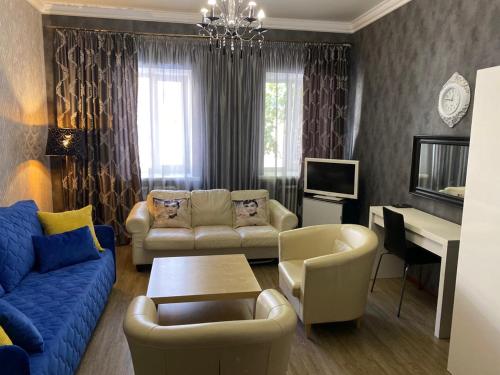 派蒂哥斯卡Apartment na Kirova 37的客厅配有蓝色的沙发和桌子