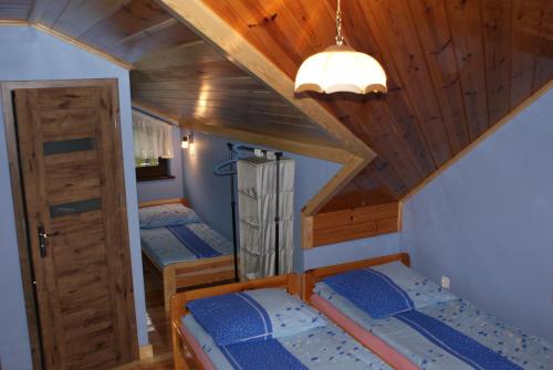 CzajowiceAgrogosia的房屋内带三张双层床的房间