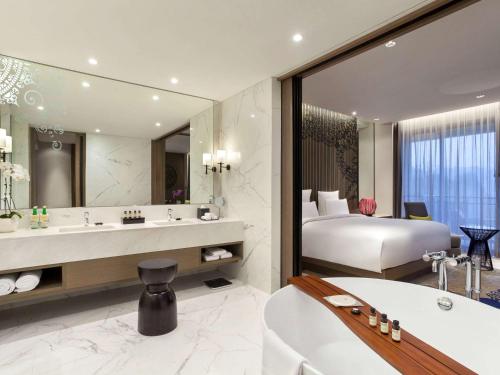 Pullman Ciawi Vimala Hills Resort的一间浴室