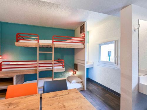 HOTEL F1 Lyon Genay Massieux客房内的一张或多张双层床