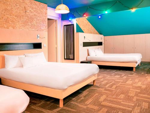 维特罗勒greet Hotel Marseille Provence Aéroport的蓝色天花板客房的两张床