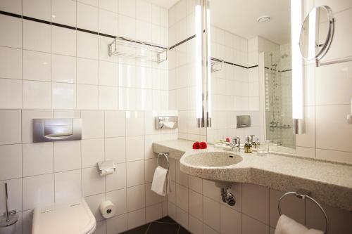 柏林柏林阿帕林公寓的白色的浴室设有水槽和卫生间。