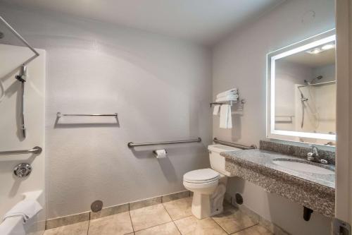 Quality Inn Midvale - Salt Lake City South的一间浴室