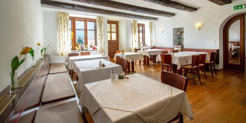 瓦豪地区魏森基兴海勒旅馆的一间在房间内配有桌椅的餐厅