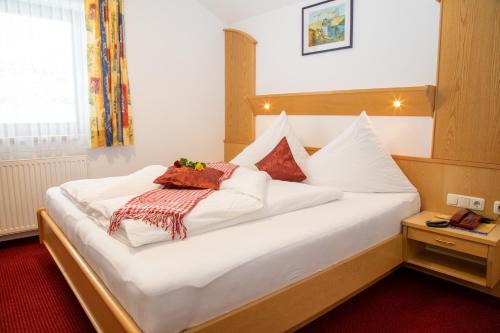卡普尔佳妮维斯霍夫旅馆的一张大白色的床,位于酒店客房内