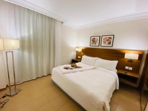 赫尔格达万豪赫尔格达套房公寓的酒店客房设有一张大床和两盏灯。