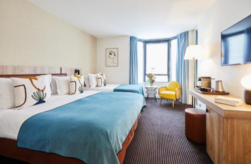 巴黎广场酒店的酒店客房设有两张床和电视。