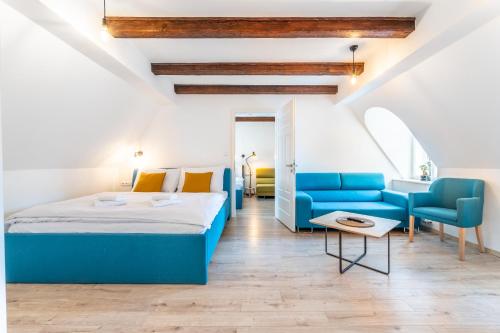 捷克克鲁姆洛夫Villa Wurmfeld的一间卧室配有蓝色的床和蓝色的椅子