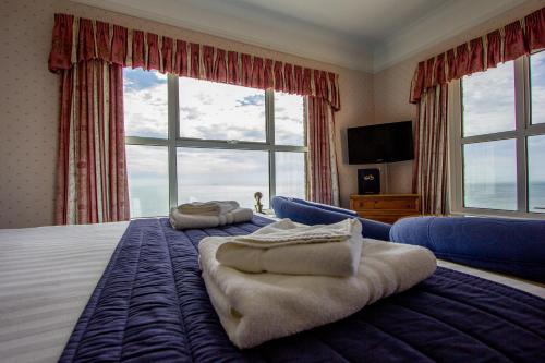 尚克林海峡美景酒店的一间卧室设有一张大床和大窗户