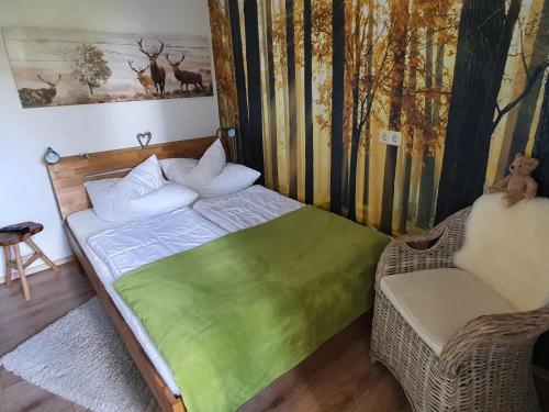 布劳恩拉格Beste Lage的一间卧室配有绿色的床和椅子