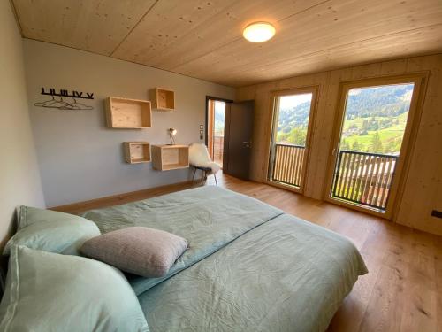 施瓦尔茨湖Horizon 4的一间卧室设有一张床和一个阳台