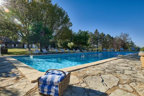 莫扎克和格朗德-卡斯唐收藏家农场酒店的庭院内带躺椅的游泳池