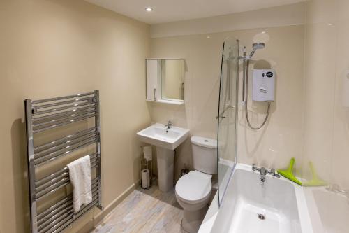牛津Merewood House的浴室配有卫生间、盥洗盆和淋浴。